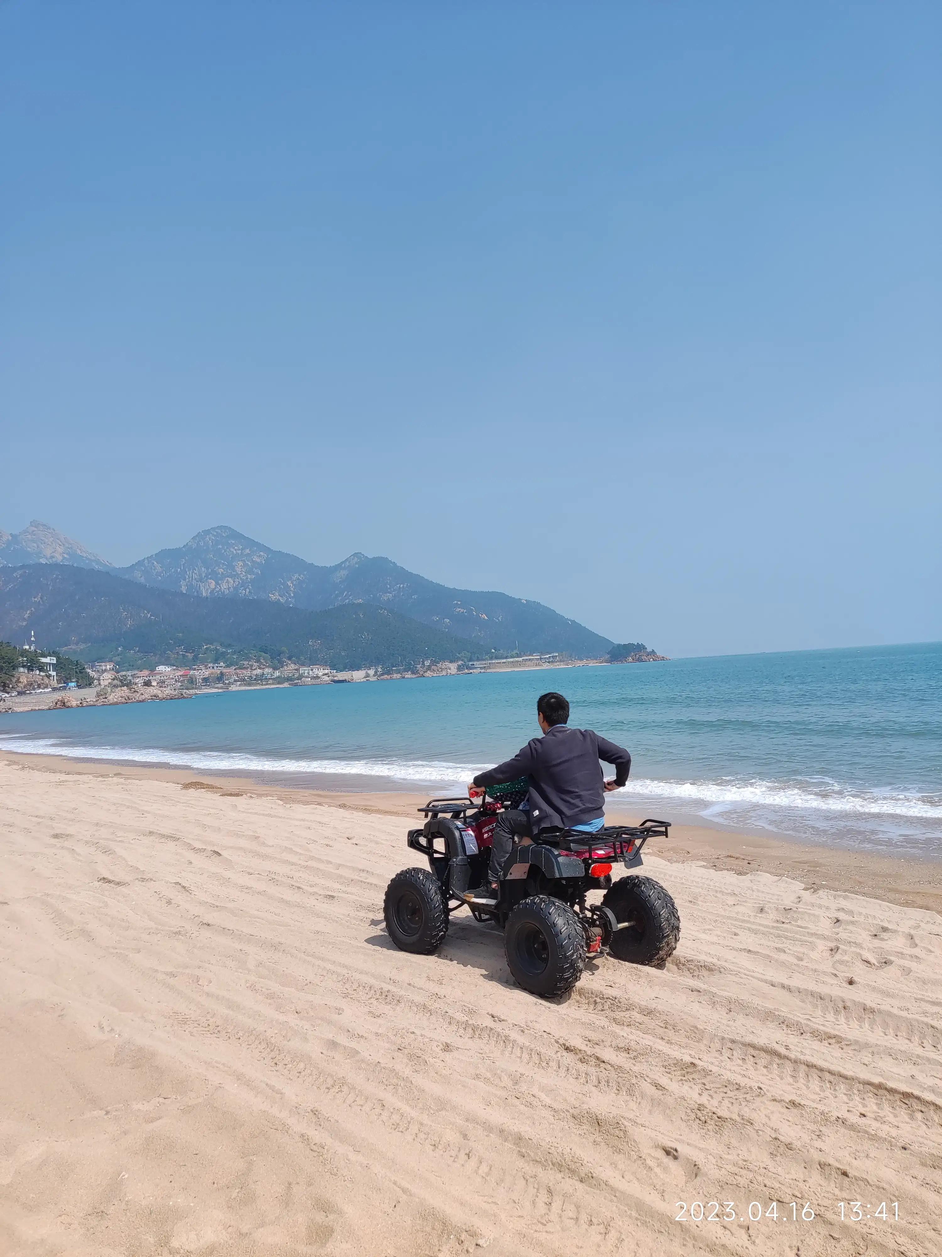 闹市里的风景亦令人赏心悦目,青岛秋千海边沙滩