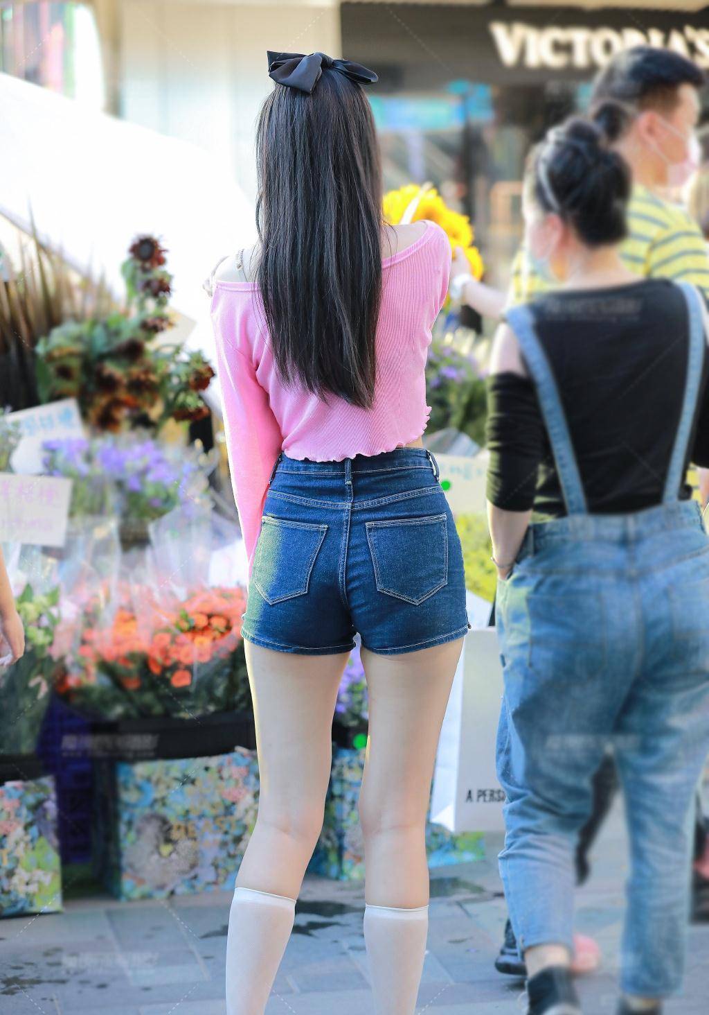 短正肩露脐上衣搭配牛仔短裤,露脐吊带加牛仔短裤搭配