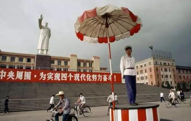 30张真实又罕见的老照片，阴毛假发工作者，我怀疑他用错地方了