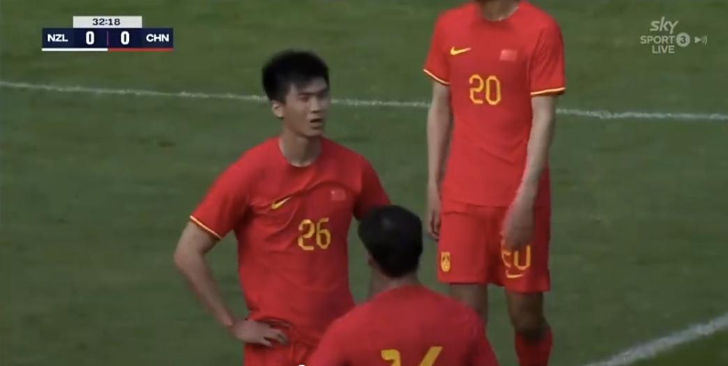 国足关岛赛前球迷举横幅标语,国足球迷举旗