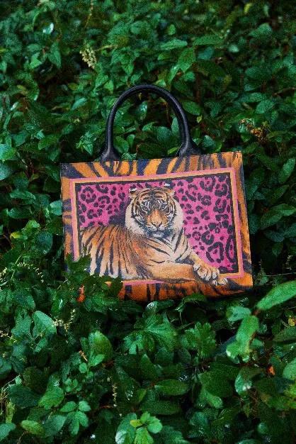 2022年农历新年到来之际,杜嘉班纳倾情呈献新春特别系列欢庆虎年