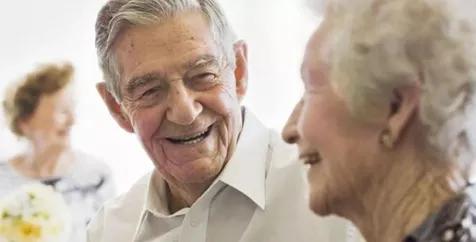 老年人牙齿治疗方案,老年人牙坏了很多怎么修才好