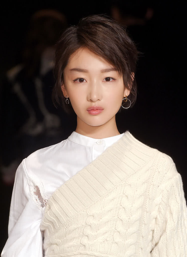 助理伺候明星捏脚,助理伺候明星跪下打伞