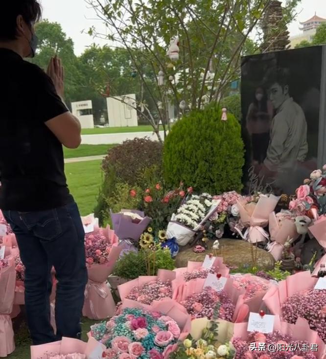 陈乔恩惦念乔任梁一脸笑意惹争议,陈乔恩为乔任梁扫墓