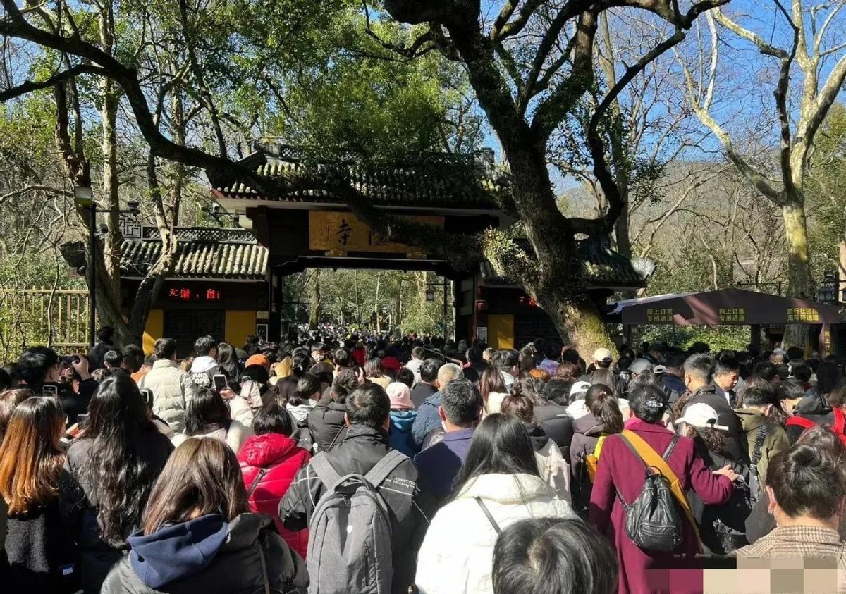 大量年轻人涌入寺庙：烧香拜佛成新型解压*法大**，一串手链卖890元