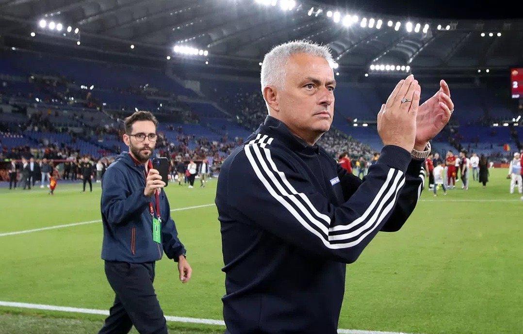 补时14分钟,依然无法阻挡穆里尼奥前进,哨响后,迪巴拉闭上眼睛