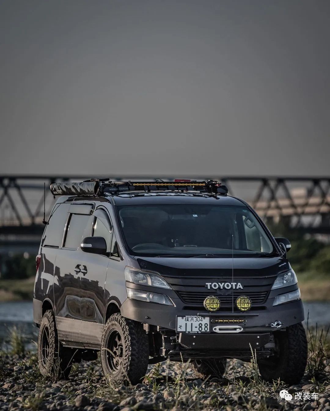 新款丰田威尔法改装,奶爸车改造老霸道