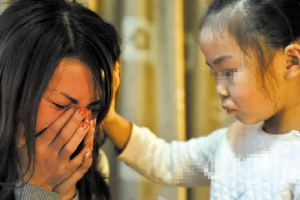 南京“电梯激吻门”持续发酵，美艳人妻“*裤底**”被扒得一干二净！