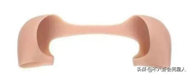 男人味也能“造假”？眉毛稀疏、画腹肌、贴鬓角，张艺兴差距最大