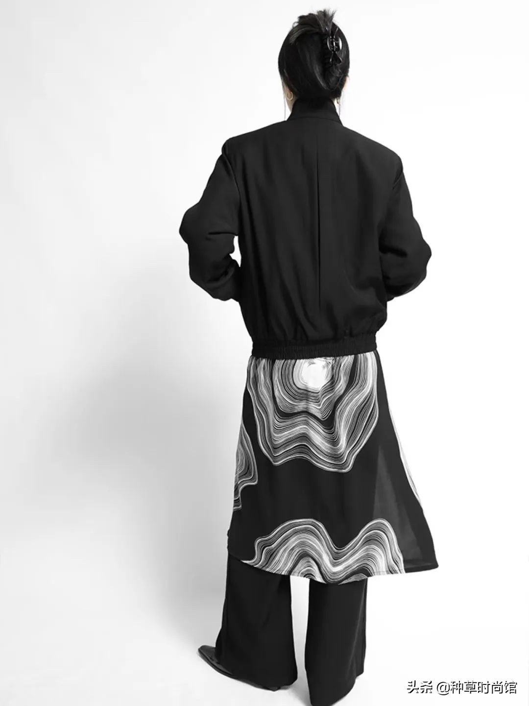 今年流行穿什么裤子和裙子,今年流行裙子配什么裤子