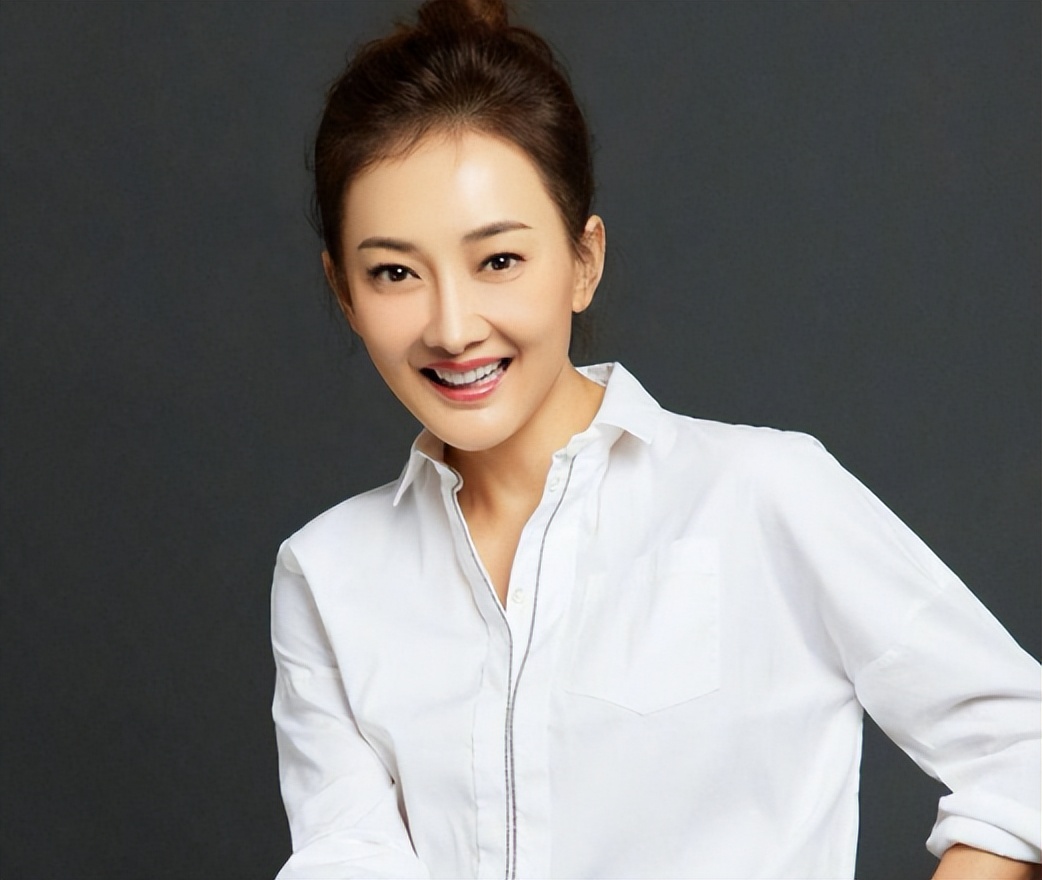 她曾是国民媳妇如今靠女儿走红,她曾4次登上春晚却丢尽了脸