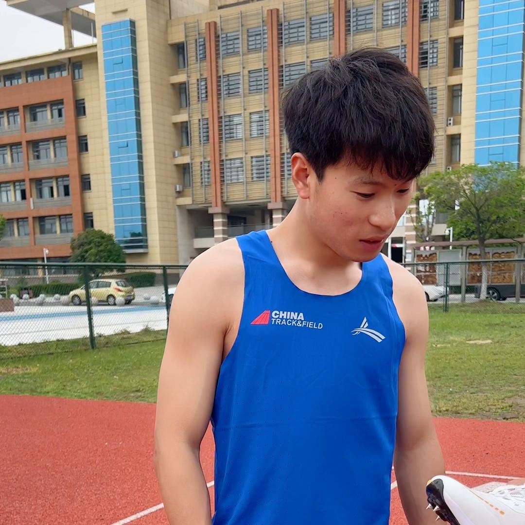 测试顺利,这双鞋子目前还没有上市,听说价格非常低,大家...