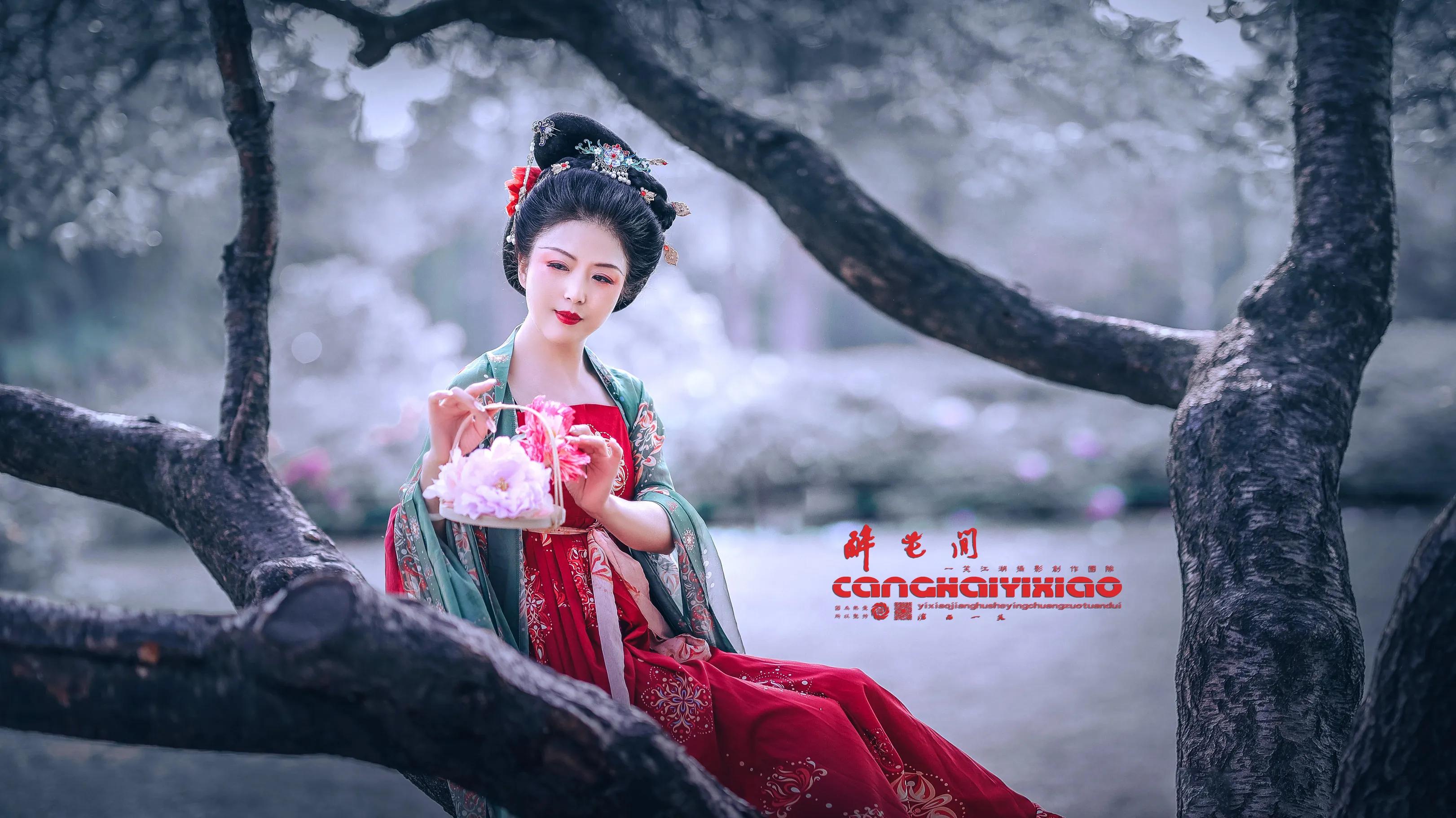 疏林多薄雾，芳草盼溪流