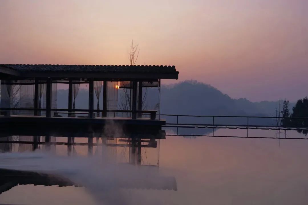 立冬气温仅13℃!快来领取都江堰专属的『入冬四件套』,品围炉暖食、享竹林温泉......成都1.5h直达~