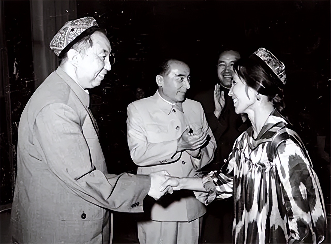 74年*国锋华**衣着朴素参加家长会，工人家长问其贵姓，答：中华的华