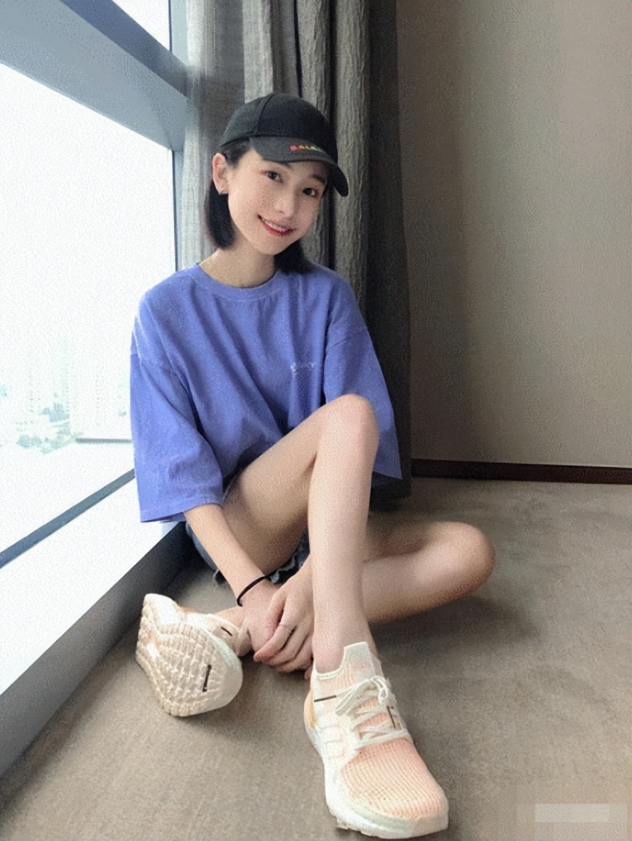 脖子青筋暴起、胸部瘦成排骨，这8位女明星的审美太畸形了