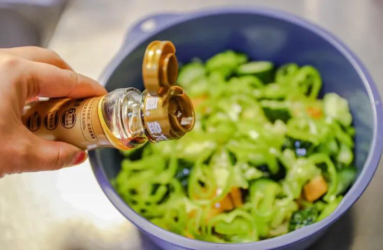 夏天大家喜欢吃的凉拌菜快来看看,家常菜适合夏天做的一道凉拌菜