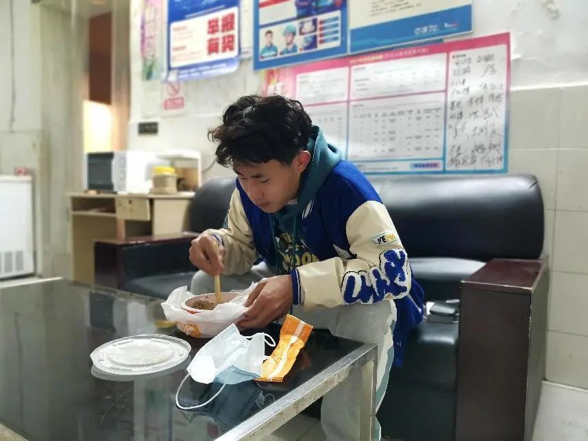 送外卖一个月拿2万块钱,送外卖一个月挣2w