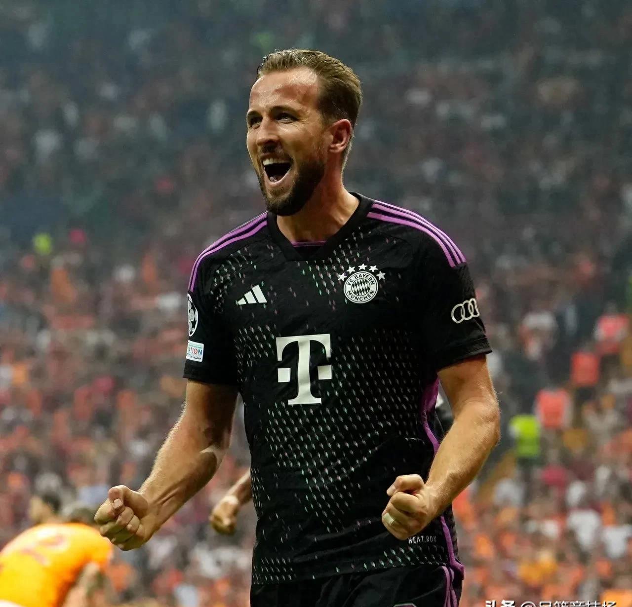 夜晚中绽放的烟花,足球烟花