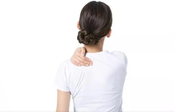 后背肩胛骨部位疼痛是什么原因,后背肩胛骨下方疼痛是心脏问题吗