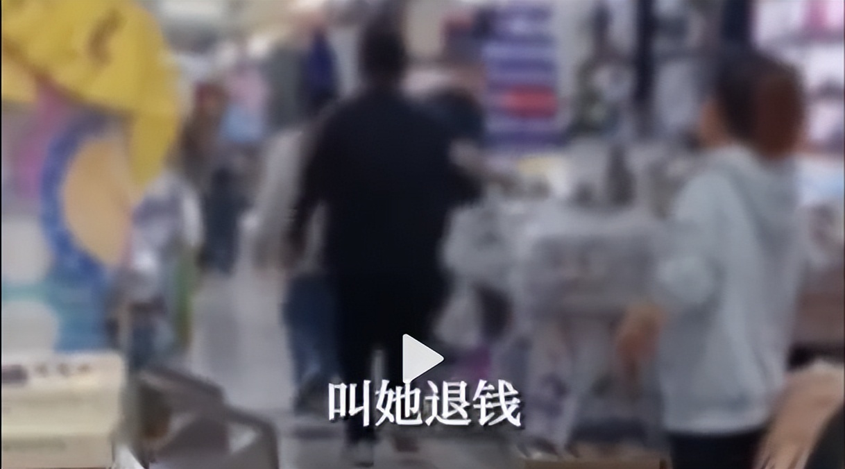 妻子买几千块的衣服丈夫崩溃,女子买衣服被老公拉去退款