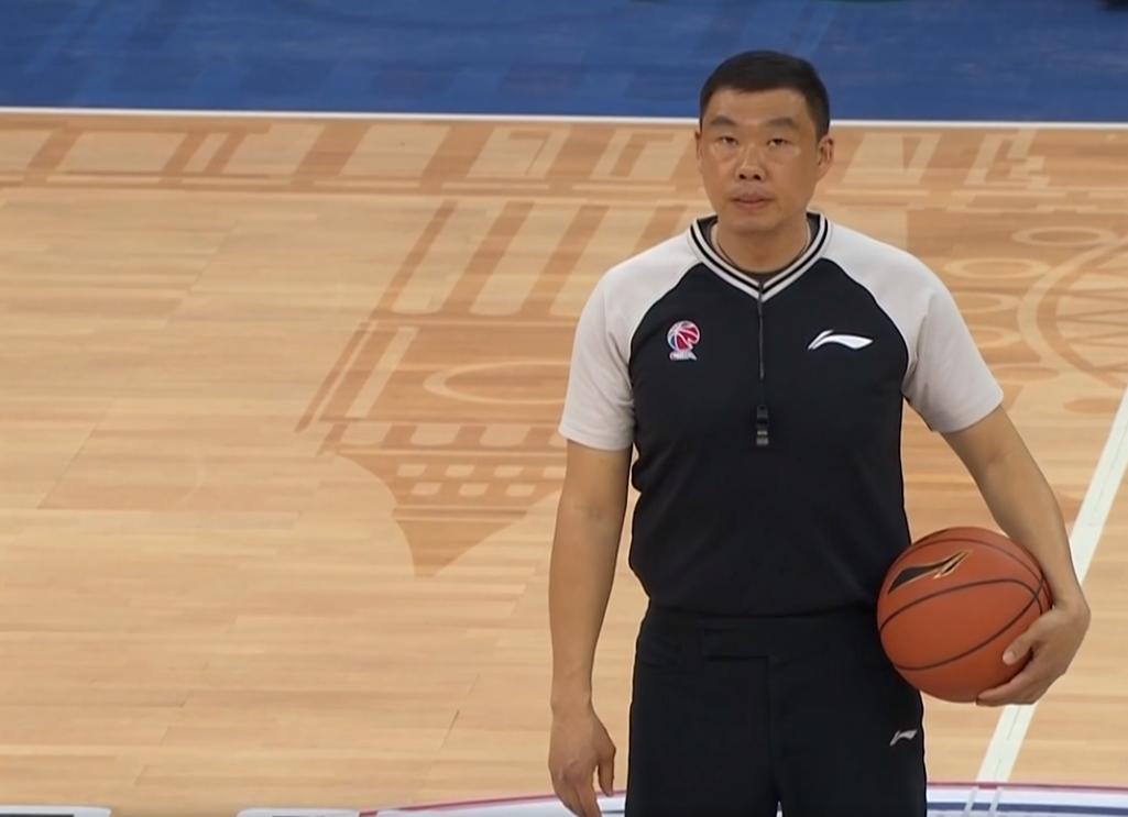 千万别来CBA打球！要命！胡金秋恶犯，天津外援头部着地不省人事