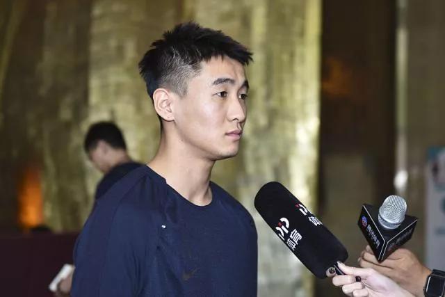 韦世豪展示三镇队徽,韦世豪采访说大家都在进步