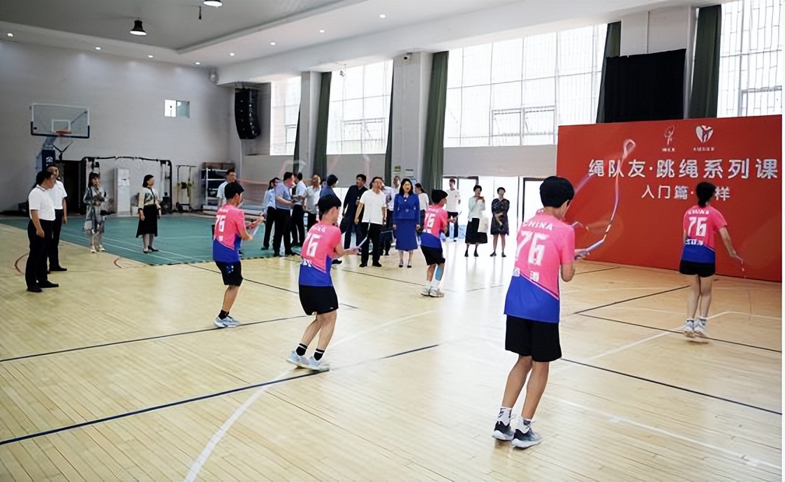 新乡市平原示范区教体局到郑州市第七十六中学考察学习
