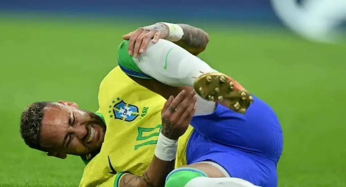 内马尔2014年世界杯重伤下场,14年巴西内马尔受伤