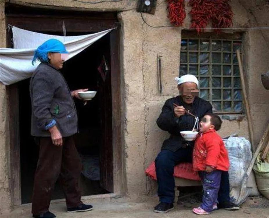 警钟：懒人杨锁懒死家中，走路靠背，吃饭靠喂，取暖靠烧家具