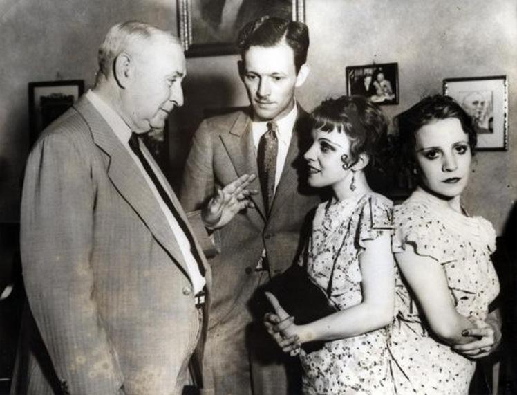 连体人一方死亡怎么办？妹妹去世后，连体姐姐被迫跟遗骸共同生活