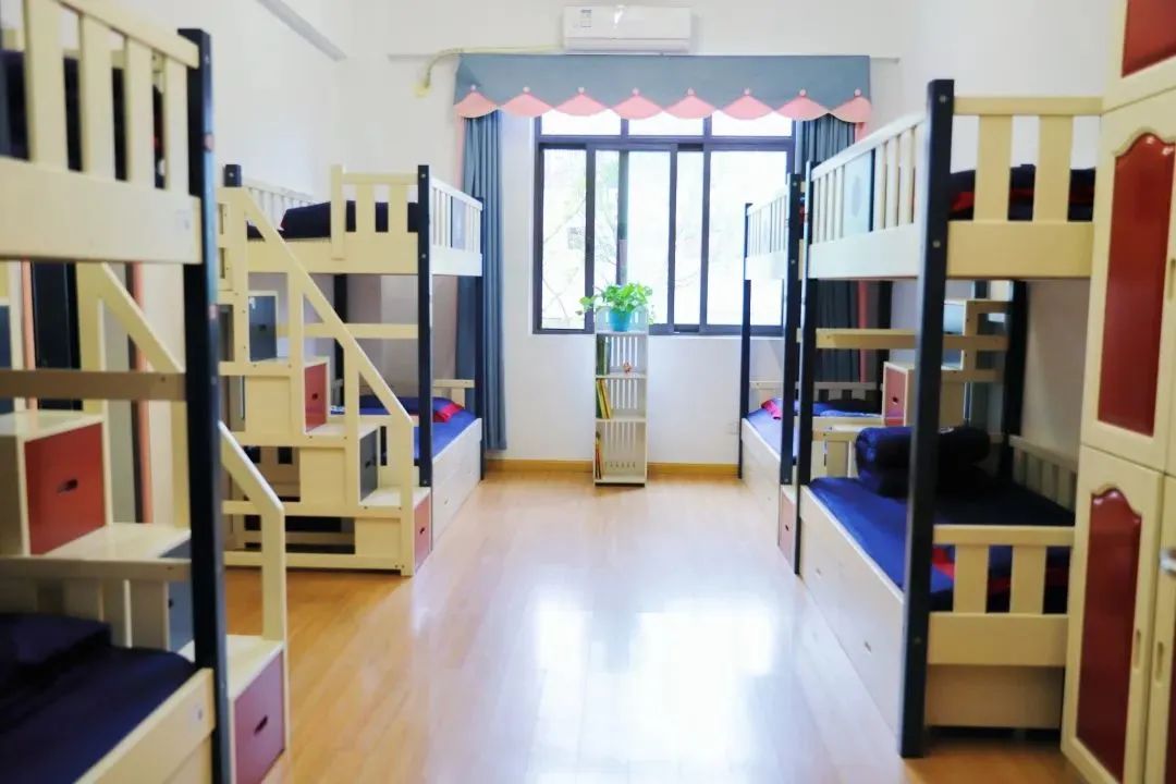 成都这所学校师资曝光,五朵私花、东辰等占半壁江山!剑指四七九