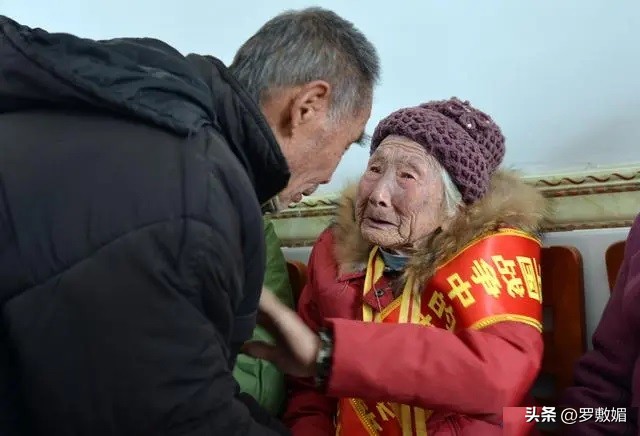 上海18岁新四军女战士,96岁新四军女战士