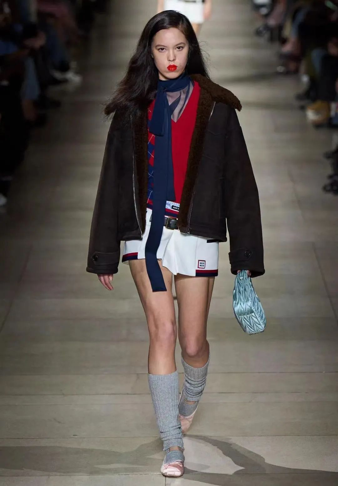 时尚轮回到超辣低腰装?网友吐槽:真当谁都有超模的细腰马甲线啊