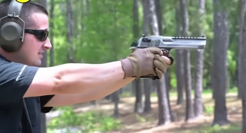 沙漠之鹰有多厉害,为什么军队不用沙漠之鹰