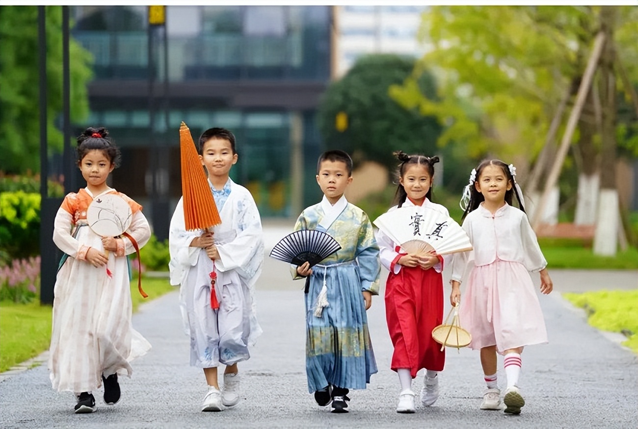 成都武侯外国语学校2022招生简章,2022年成都电子信息学校招生简章