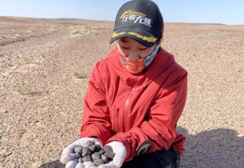 每克拉陨石价值一万，女孩有400公斤却舍不得出售，爱好大于金钱