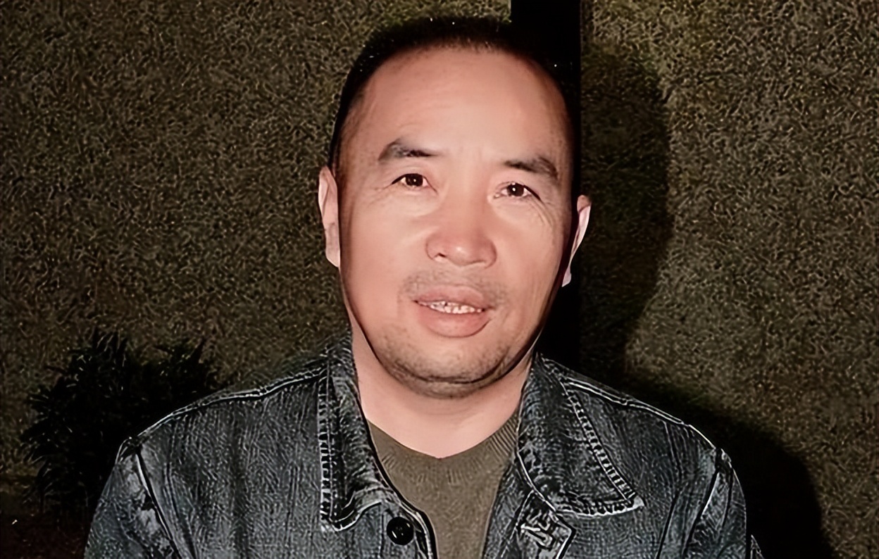 2009年，*昌星赖**之妻曾明娜回国自首前，我们答应了她哪两个条件？