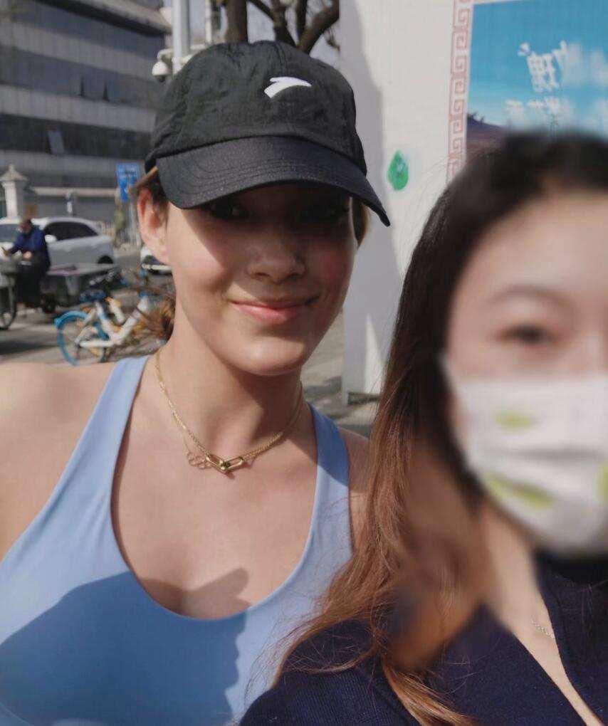 谷爱凌街头跑步被偶遇，妈妈骑单车一旁跟随，仅穿运动内衣不怕冷