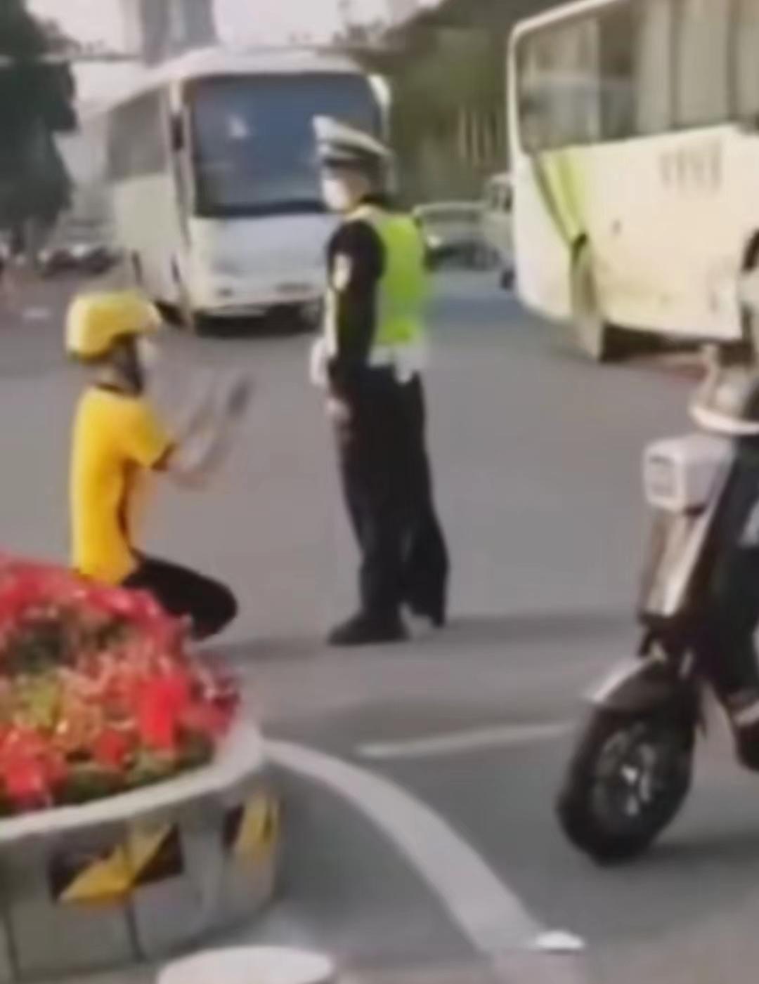 疑似一外卖小哥殴打交警,当街殴打外卖小哥的交警