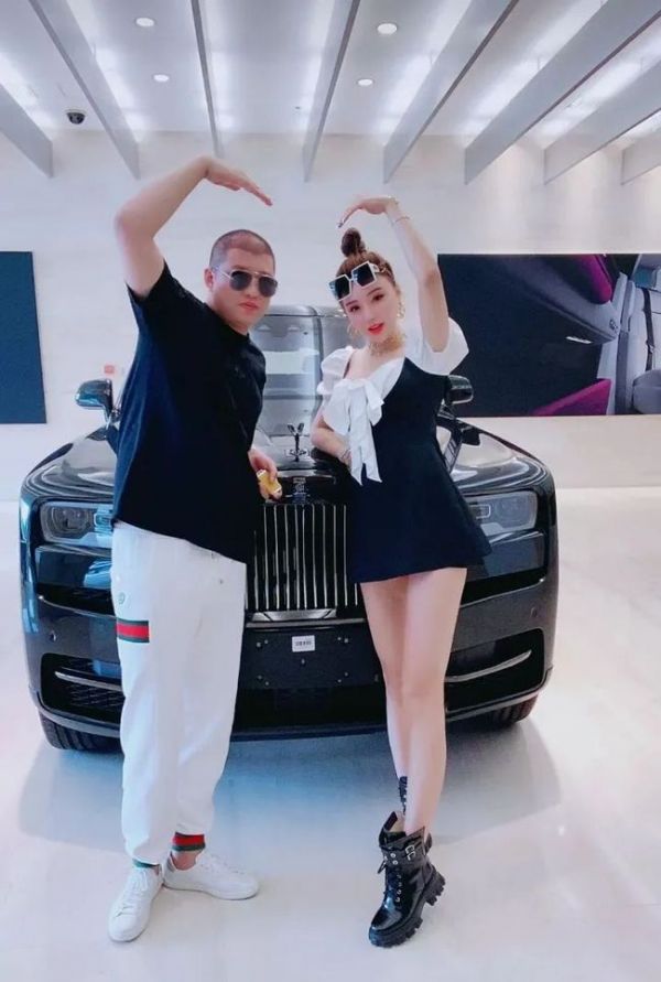 网红富婆租车拍视频装有钱人,养豹的富婆