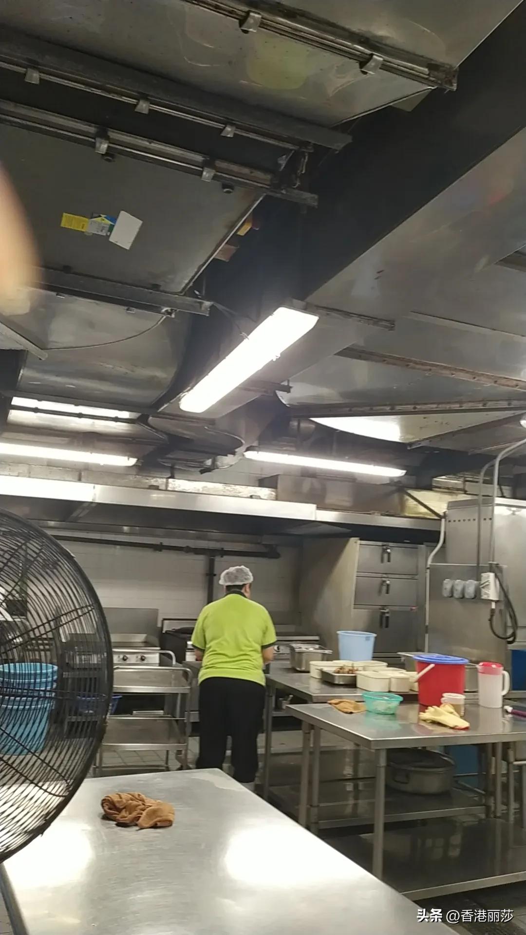 香港新移民:58岁阿姨餐饮店做厨房，月入2万元港币直言:70岁退休