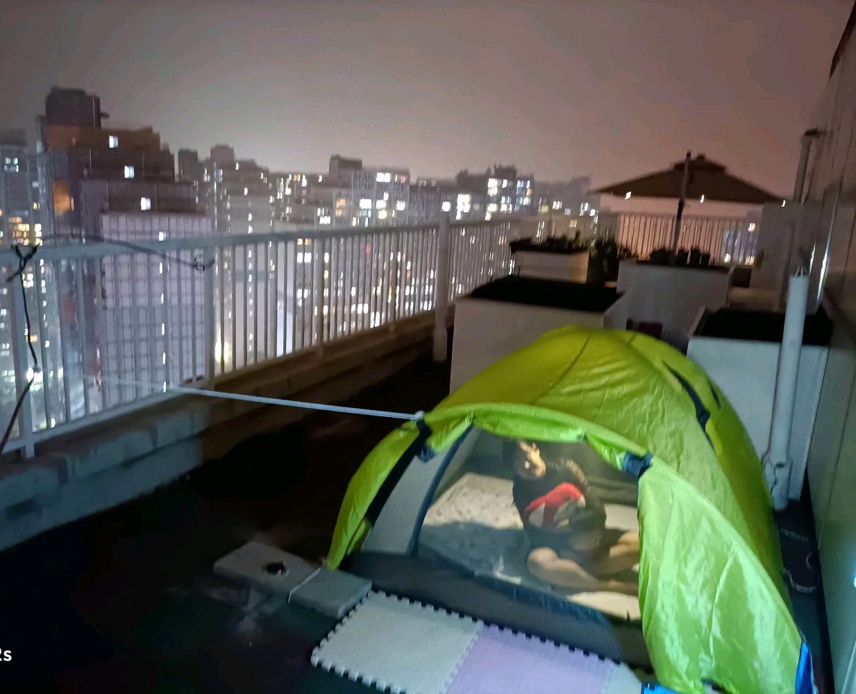 她用床上四件套给自己拼了一件衣服，网友：这不是当年的七仙女吗