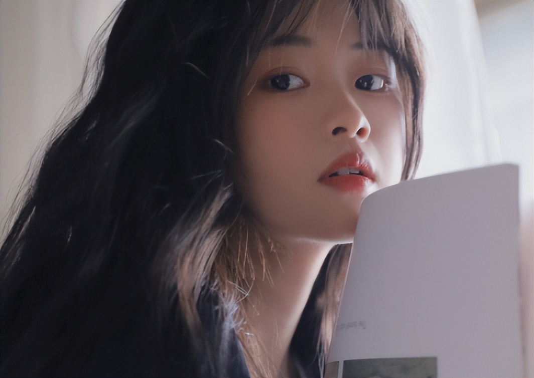 57岁妇女长外阴白斑是咋回事,女士外阴长白斑