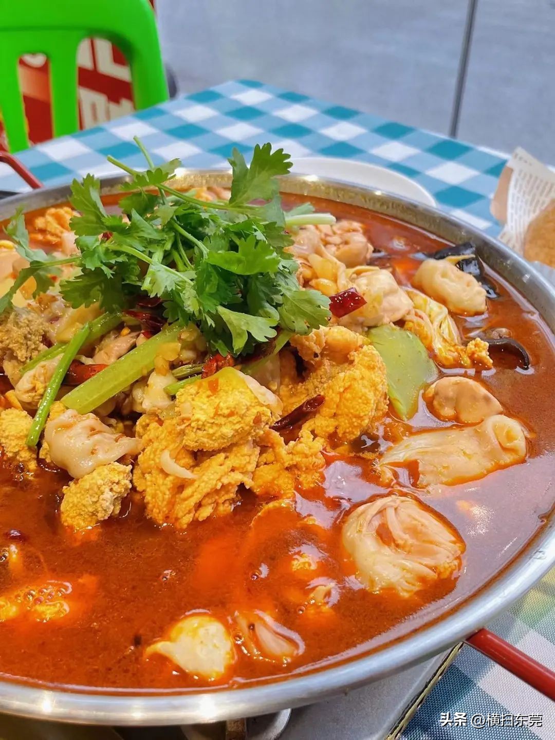 南城县夜宵排档一条街,附近大排档生蚝99元100只