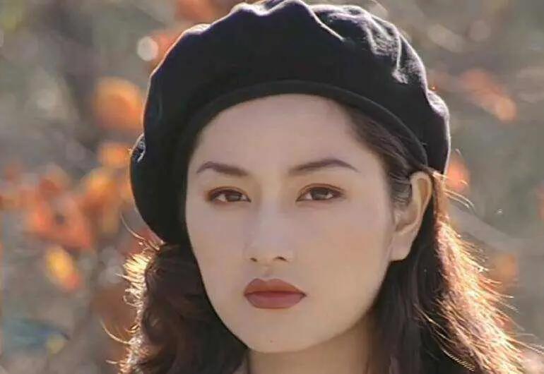 年轻时的瞿颖又飒又漂亮,52岁的瞿颖走秀惊艳全场美丽酷飒