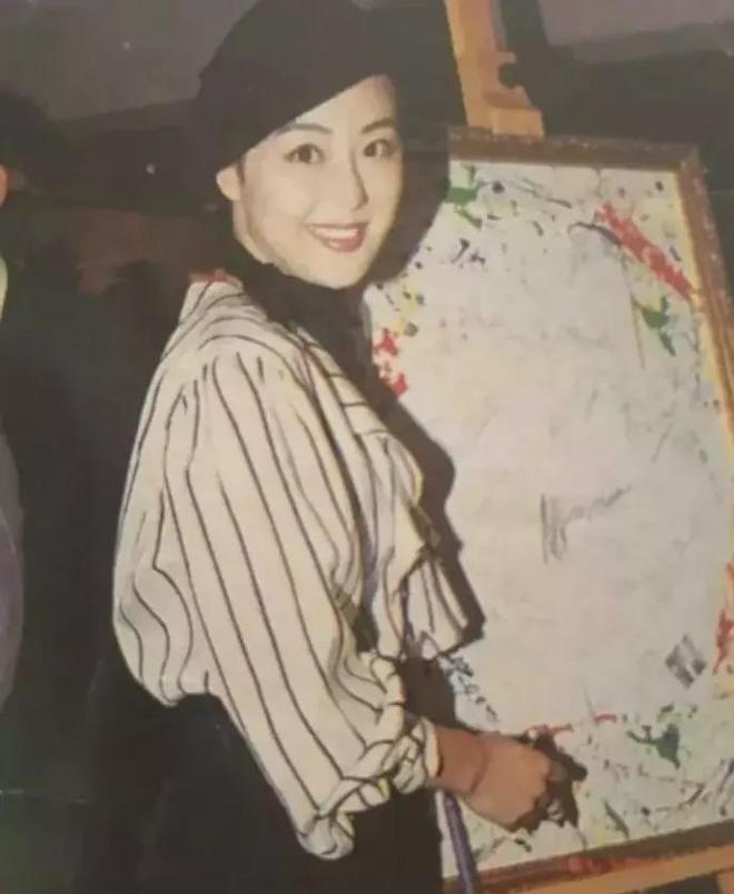 世纪大翻盘，钟镇涛前妻从欠2.5亿到百亿带货女王，经历了什么？