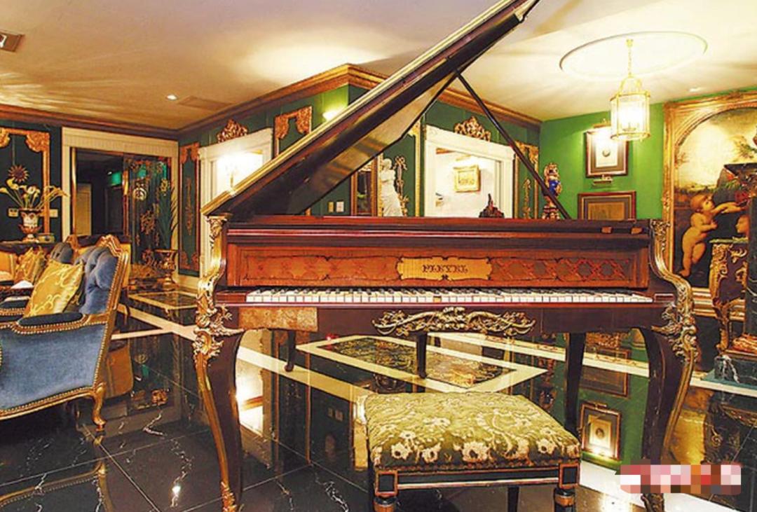 恋人妻、追青霞、混黑道、建豪宅，“武侠片之父”的江湖往事……