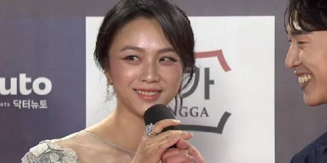 韩国林允儿郑秀妍,韩国青龙奖裴秀智林允儿