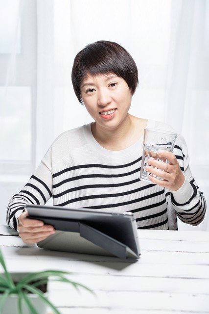 52岁女教授以为得了卵巢癌，把银行密码告诉儿子，结果令人笑哭！